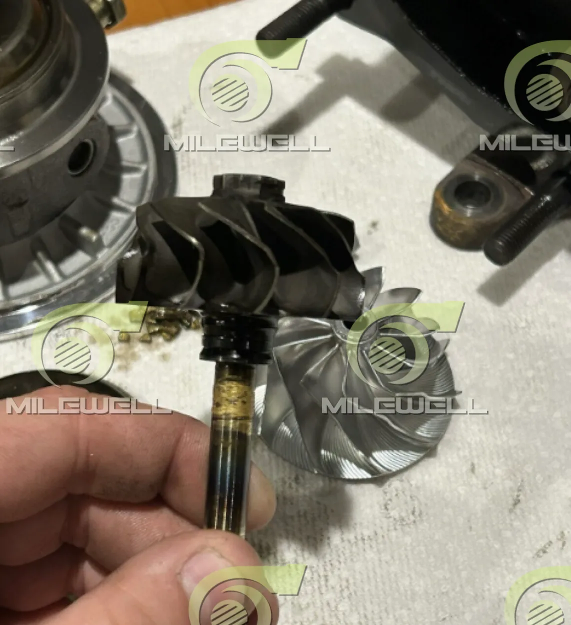 Turbocharger oil starvation signs on turbine wheel and shaft